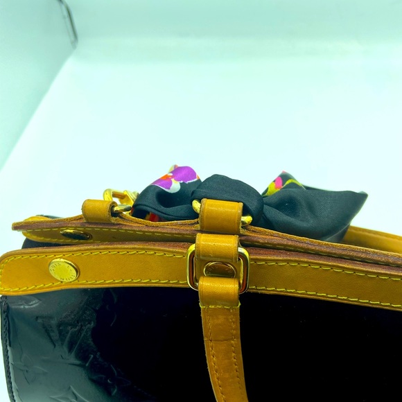 Louis Vuitton Bre Vernis Burgundy Patent Leather Shoulder Bag. - Picture 7 of 16